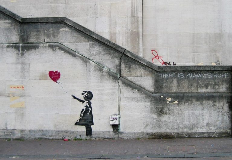 petite-fille-au-ballon-bansky-768x532
